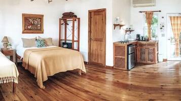 Estúdio standard, vista para o oceano, de frente para o oceano | Escrivaninha, espaço de trabalho para notebook, camas extras/dobráveis