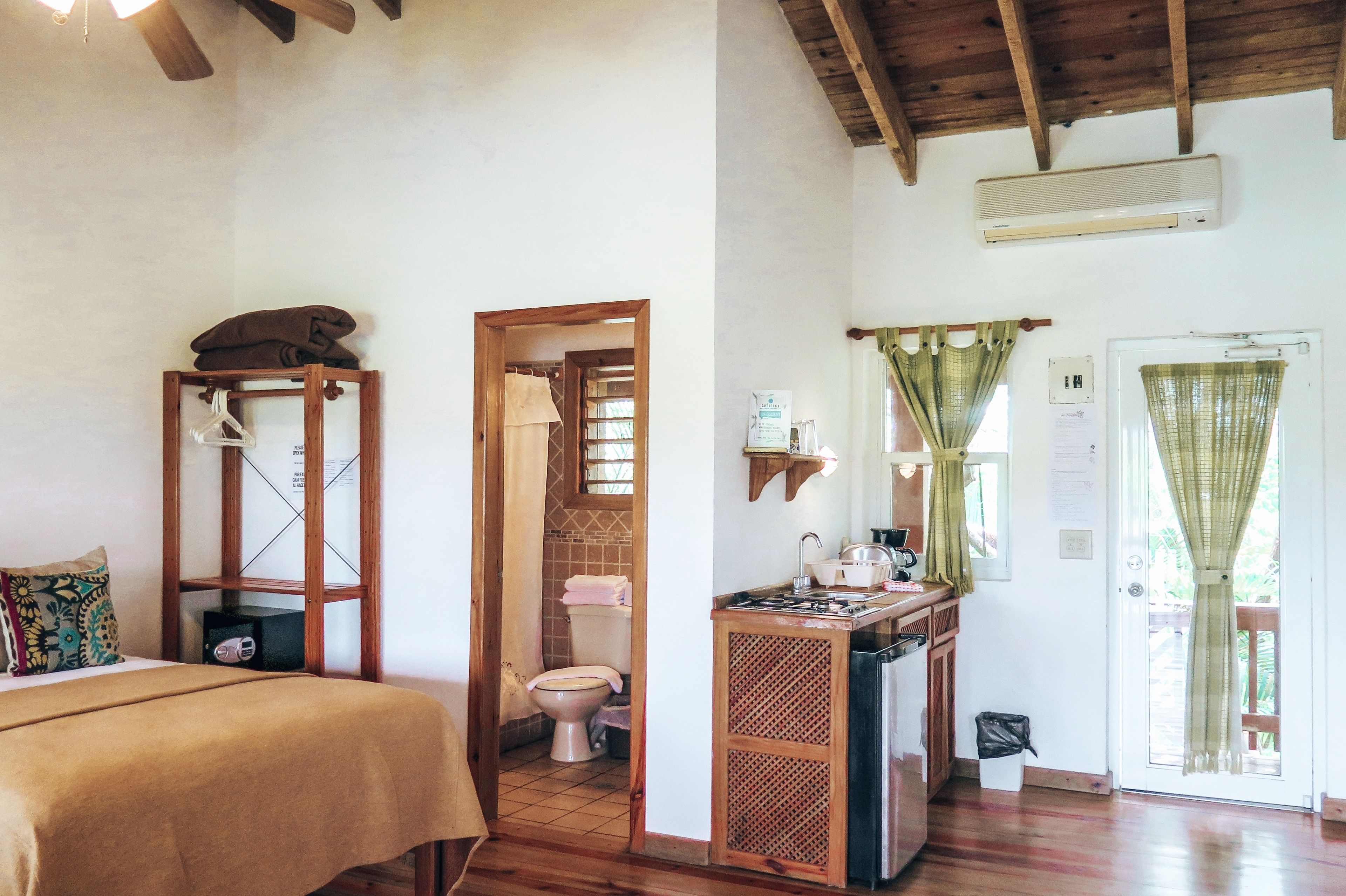 desk, laptop workspace, free rollaway beds, free wifi