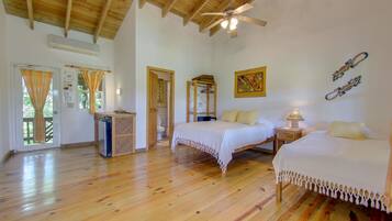 Habitación Deluxe, vistas al mar, frente al mar | Escritorio y espacio para trabajar con un portátil