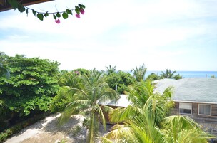 Deluxe-Studio, Kochnische, Meerseite | Zimmersafe, Schreibtisch, laptopgeeigneter Arbeitsplatz