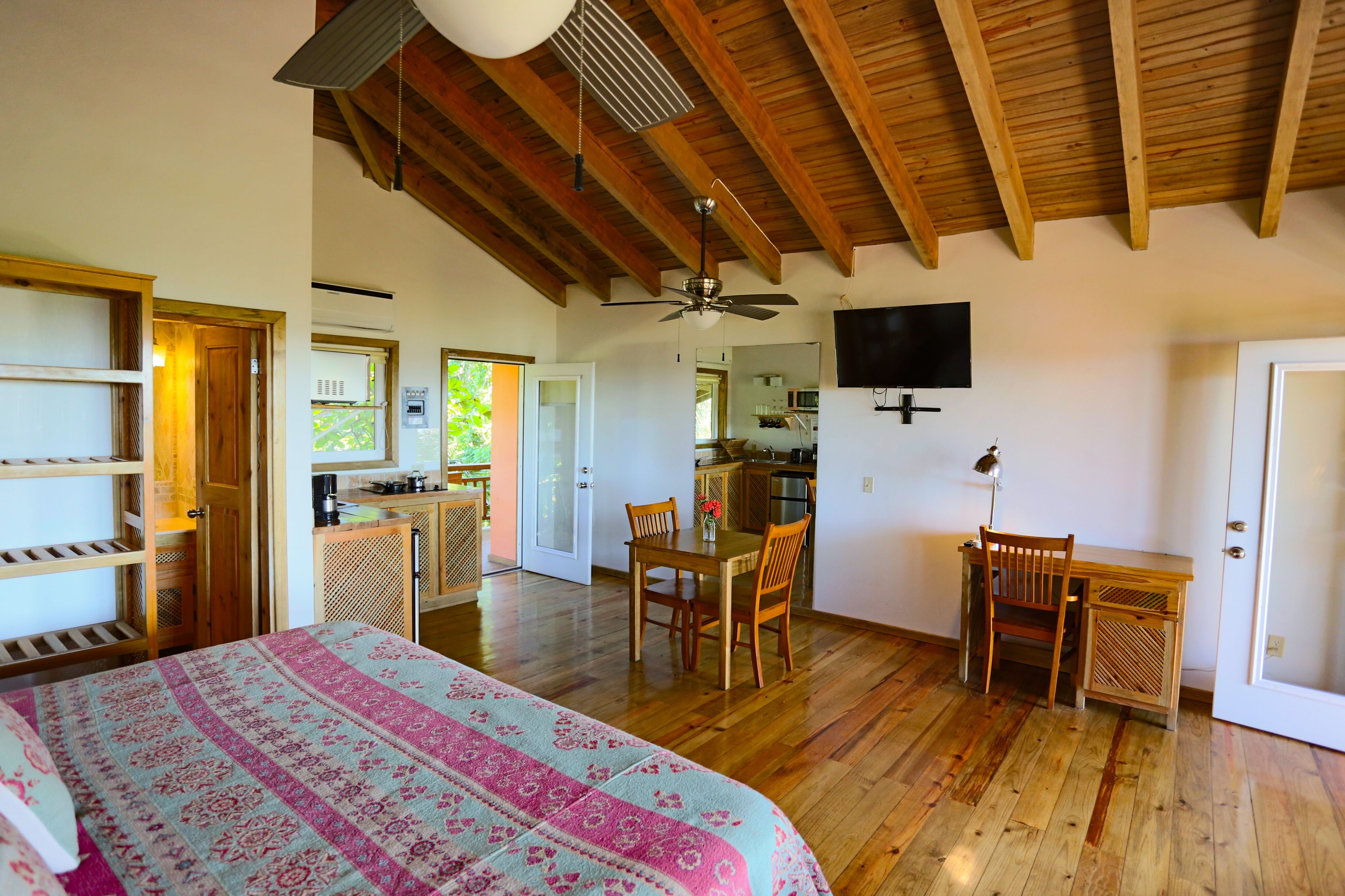 Caja fuerte, escritorio, espacio para trabajar con un portátil