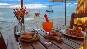 Se sirven desayunos, almuerzos y cenas; cocina internacional
