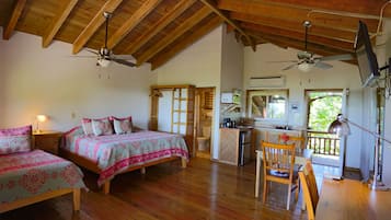 Una cassaforte in camera, una scrivania, postazione laptop