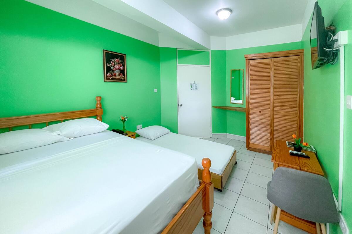 Tabla de planchar con plancha, camas extra gratis y wifi gratis 