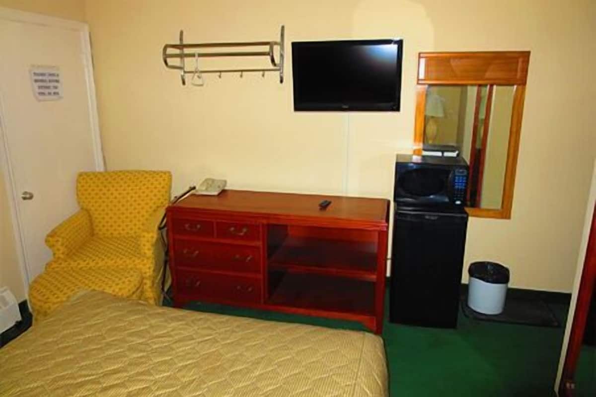 Quarto standard, 1 cama Queen, para não fumantes | Ferros/tábuas de passar roupa, Wi-Fi de cortesia
