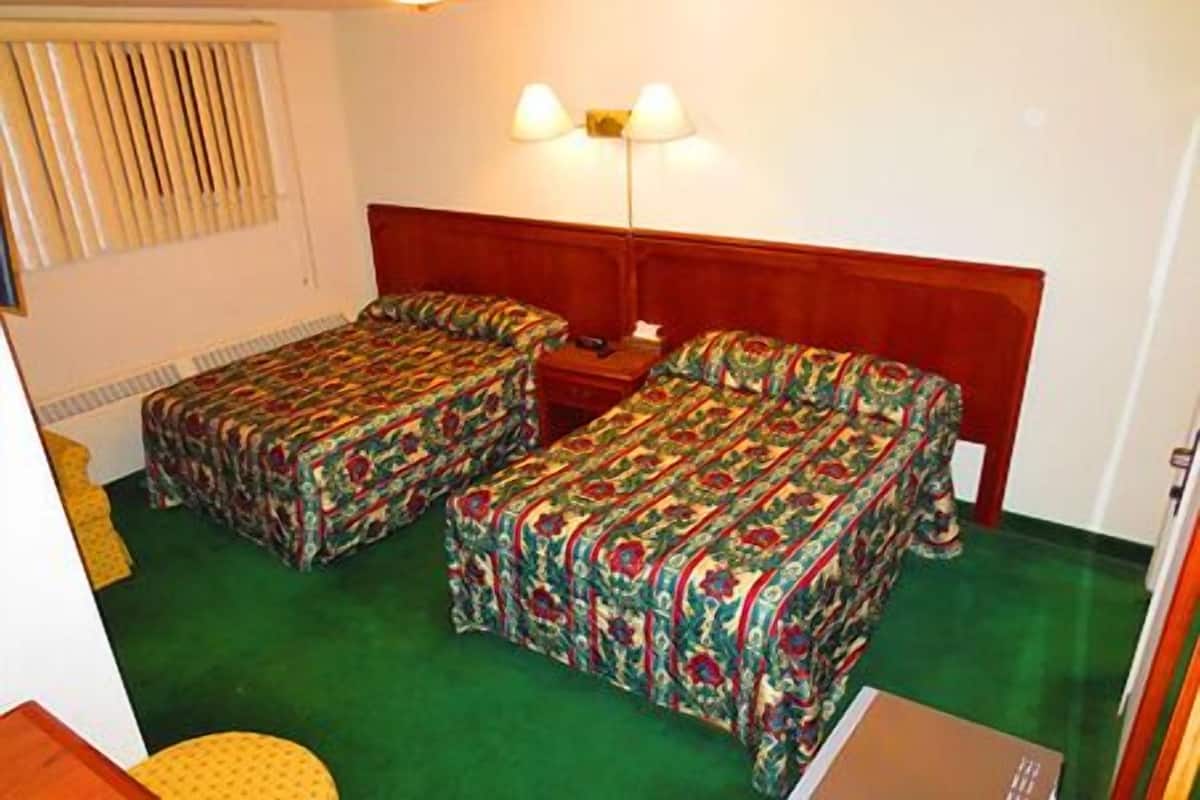 Quarto casal, 2 camas Queen | Ferros/tábuas de passar roupa, Wi-Fi de cortesia