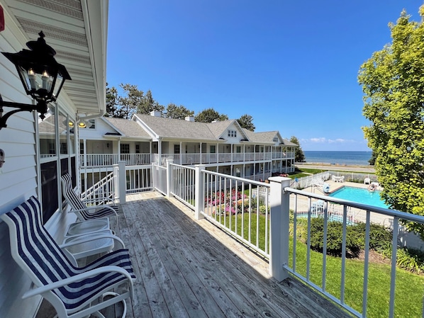 King, Premier Harbor View, w/ Rain Shower & Balcony on Second Floor | Vista del balcón