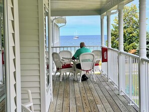 King Suite, Partial Harbor View, w/ Outdoor Table, Second Floor | Vista del balcón
