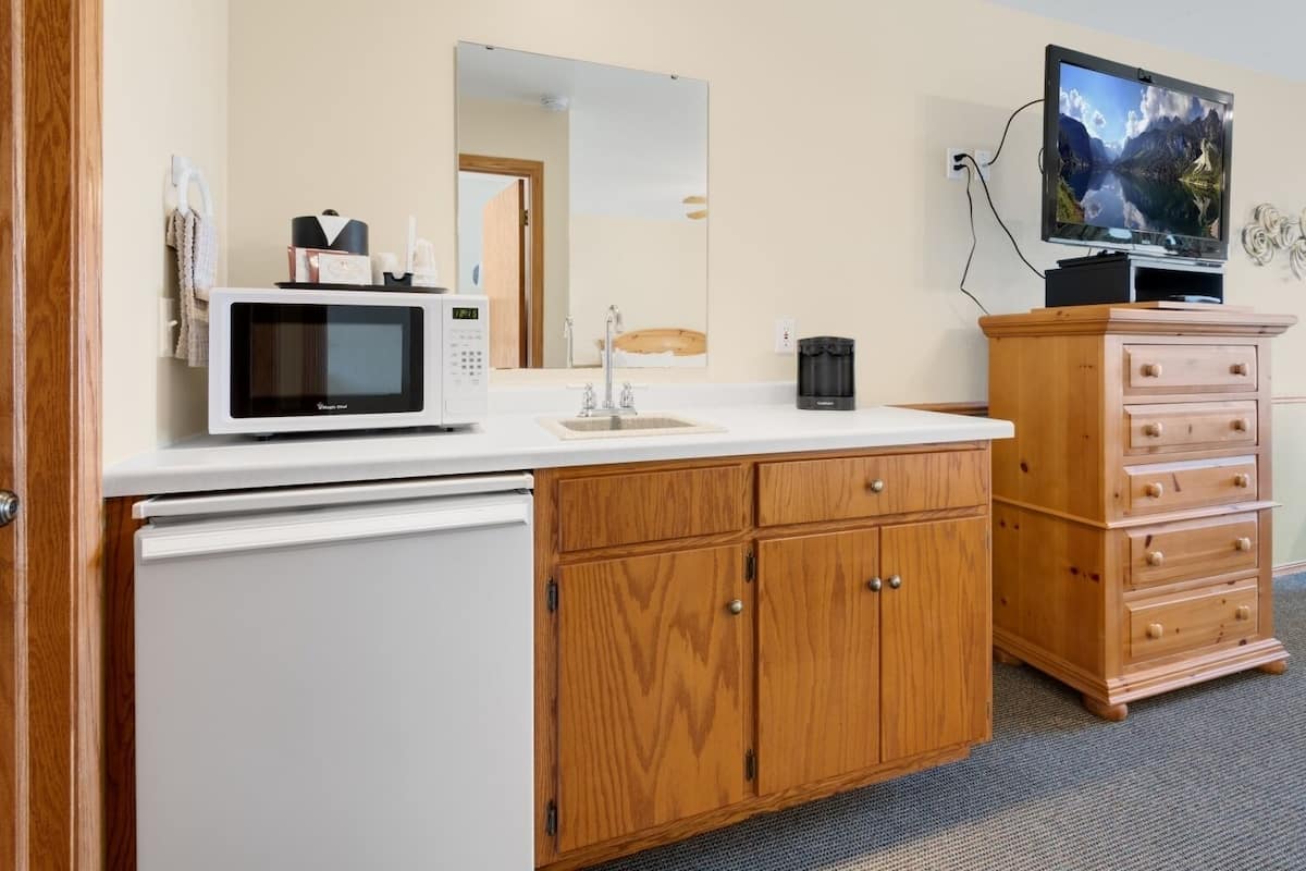 king & queen suite, partial harbor view room on second floor only | coffee and/or coffee maker