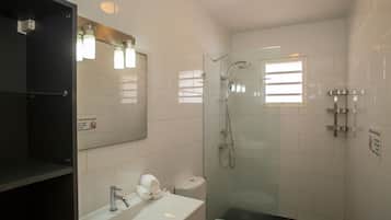 Apartment, 1 Bedroom | Bathroom | Shower, towels