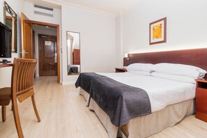 Basic Double Room, 1 Bedroom | Minibar, in-room safe, desk, soundproofing
