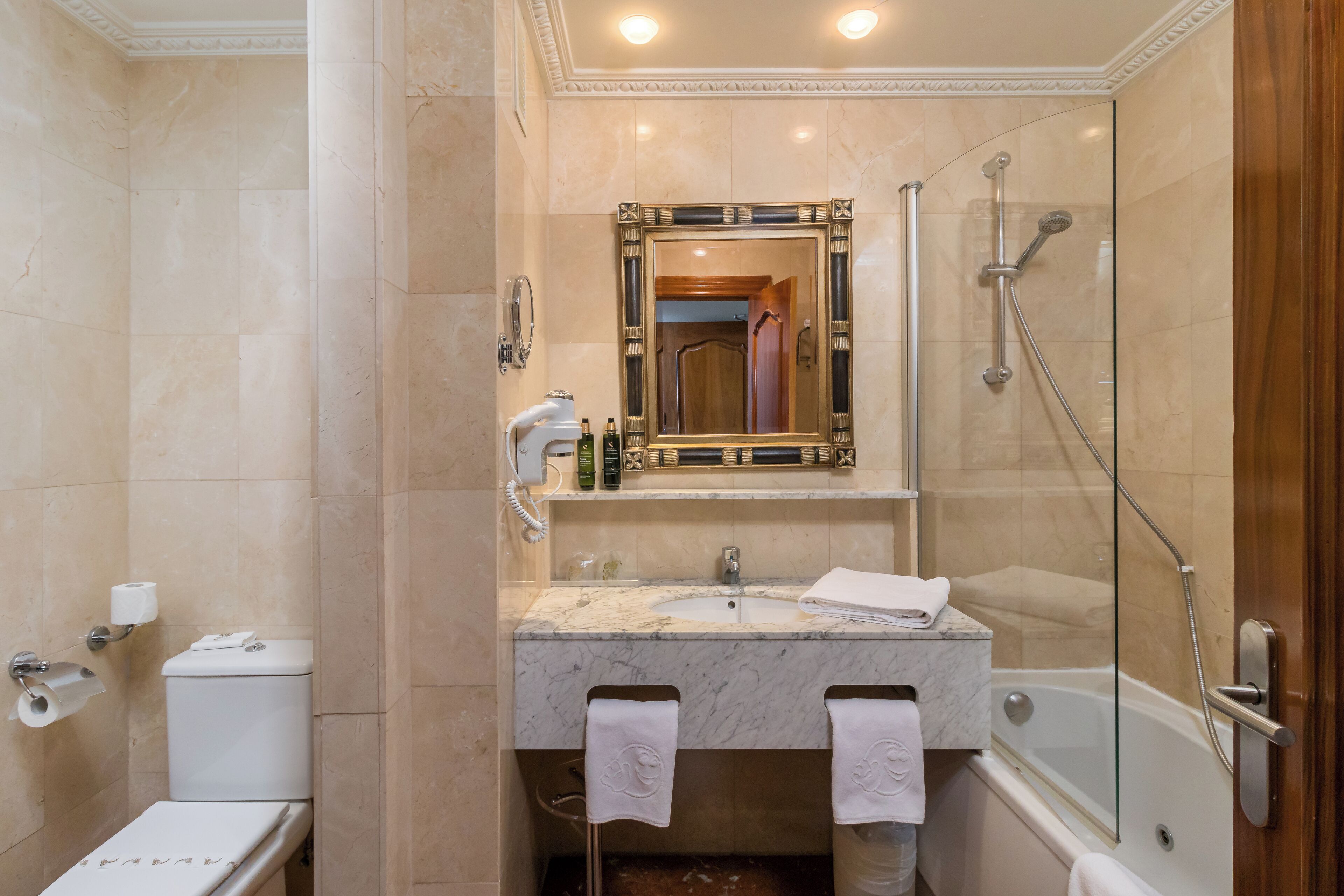 Een bad, gratis toiletartikelen, een haardroger, handdoeken
