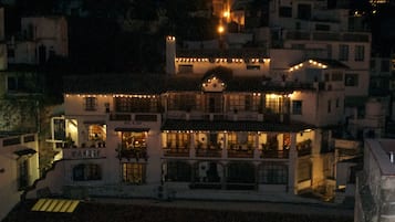 Konaklama yerinin ön cephesi - akşam/gece