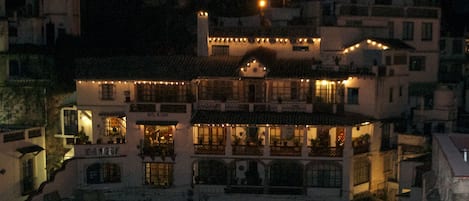 Bagian depan properti - sore/malam