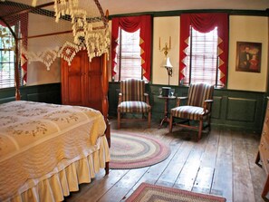 Standard Room, 1 Full Canopy Bed with  Fireplace | Decoración personalizada, muebles diferentes y wifi gratis 