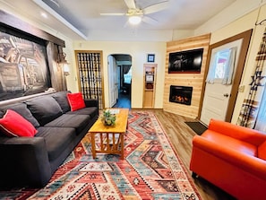 6-Crazy Horse Suite | Living area | 32-inch Smart TV with digital channels, TV, Netflix - Gardens at Mile High Ranch (Bisbee)