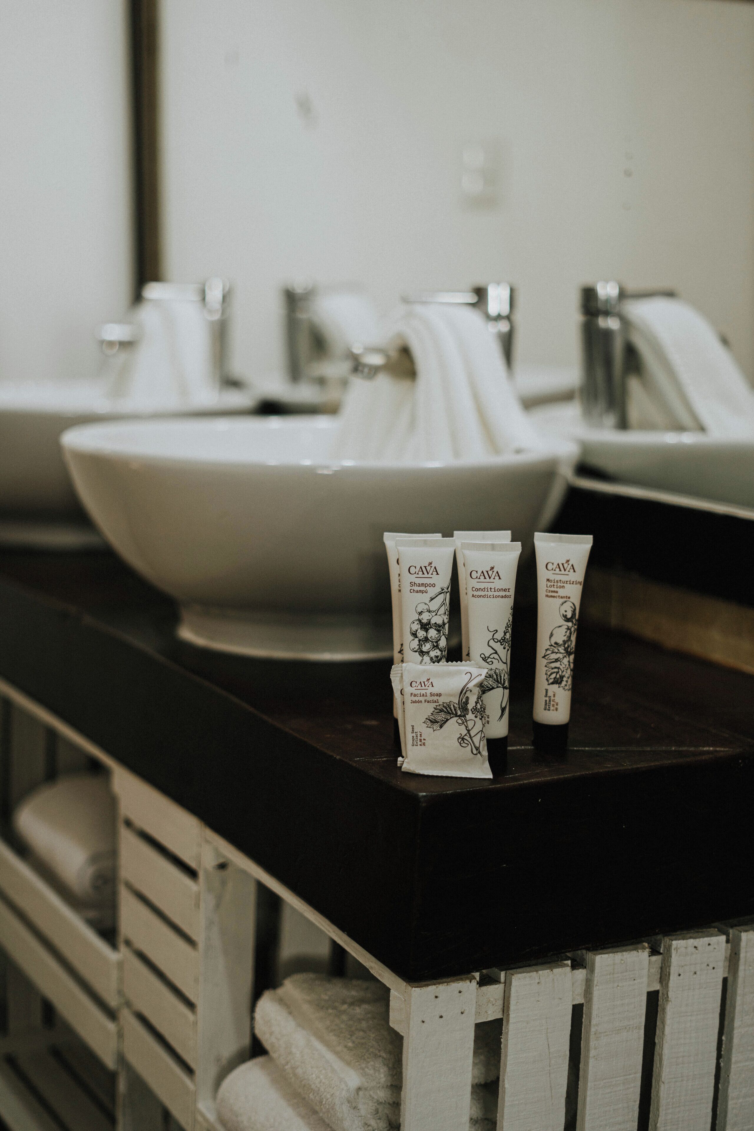 suite queen | bathroom | shower, free toiletries, hair dryer, towels