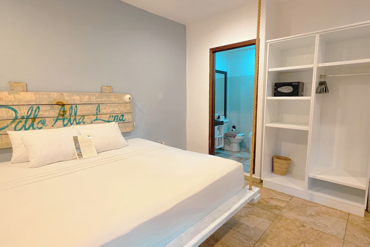 Comfort Room | 1 bedroom, in-room safe, bed sheets