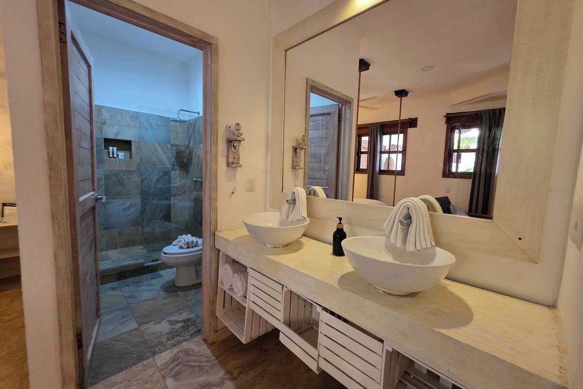 deluxe double room | bathroom | shower, free toiletries, hair dryer, towels