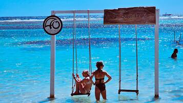 En la playa, masajes en la playa y bar en la playa