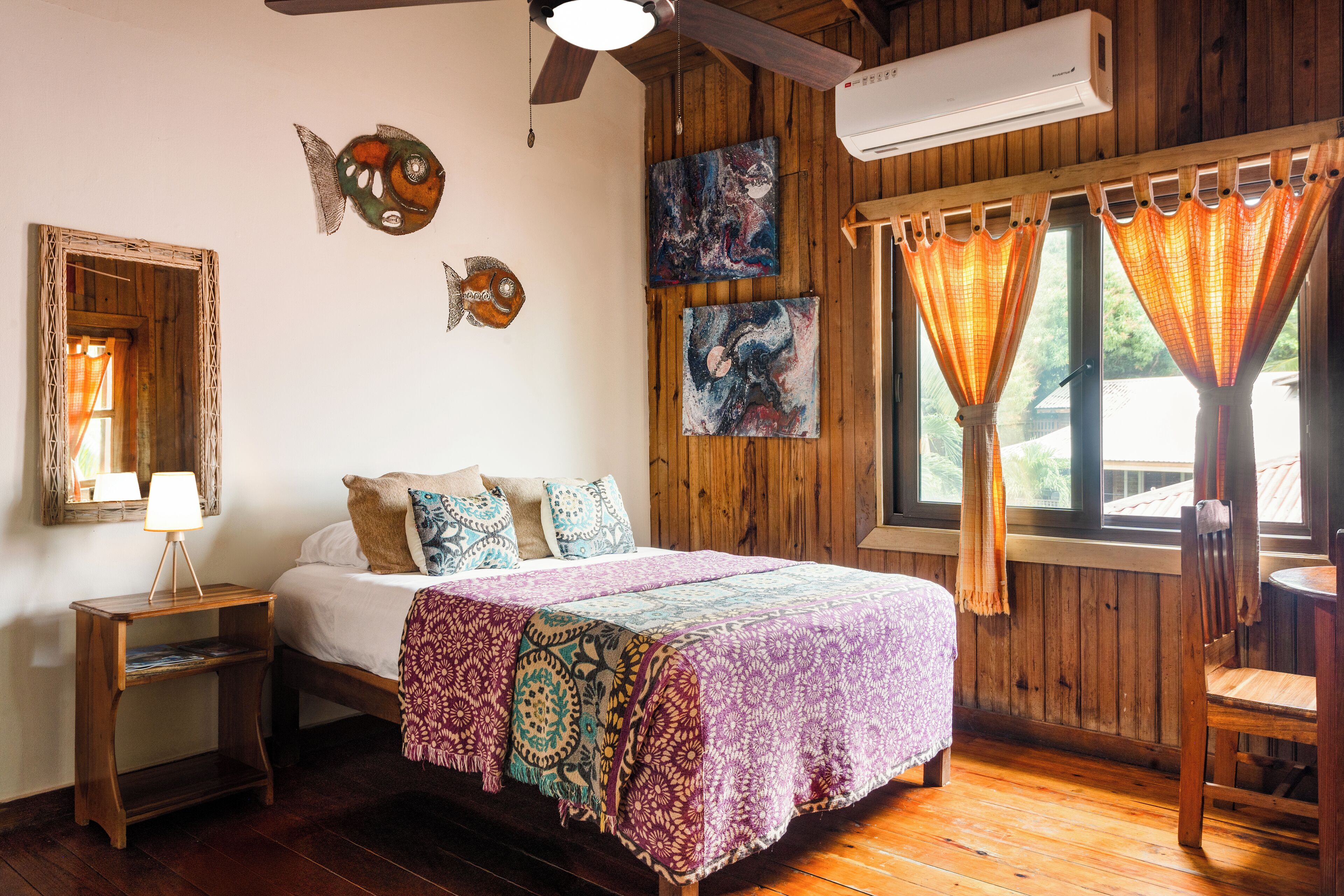 1 habitación, caja de seguridad en la habitación y escritorio 