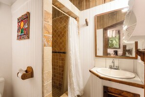 Apartment with Garden View | Bathroom | Shower, rainfall showerhead, free toiletries, hair dryer - Posada Arco Iris (Roatan)