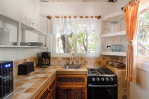 Family Cabin, 2 Bedrooms | Private kitchen | Fridge - Posada Arco Iris (Roatan)