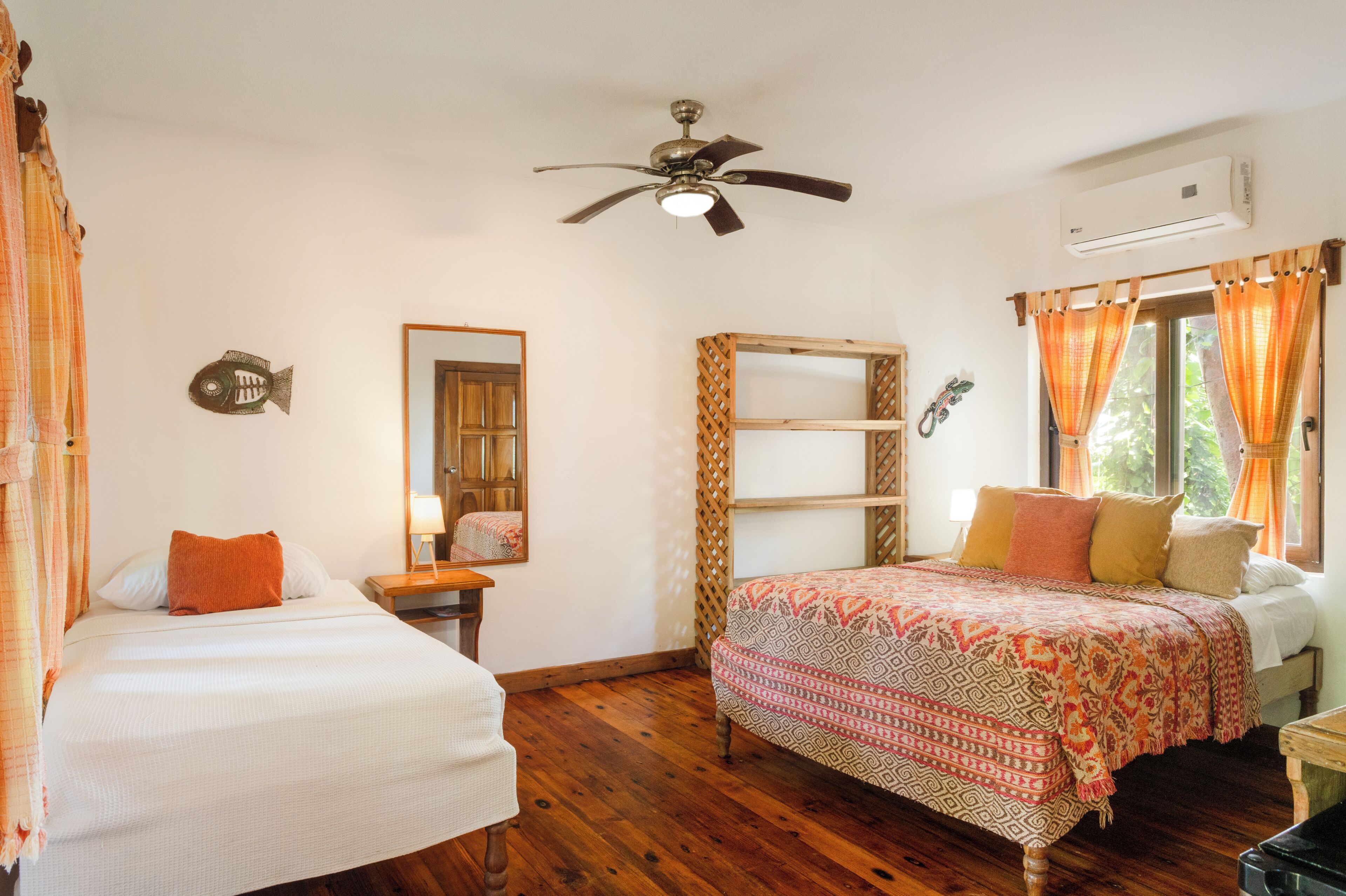 1 habitación, caja de seguridad en la habitación y escritorio 