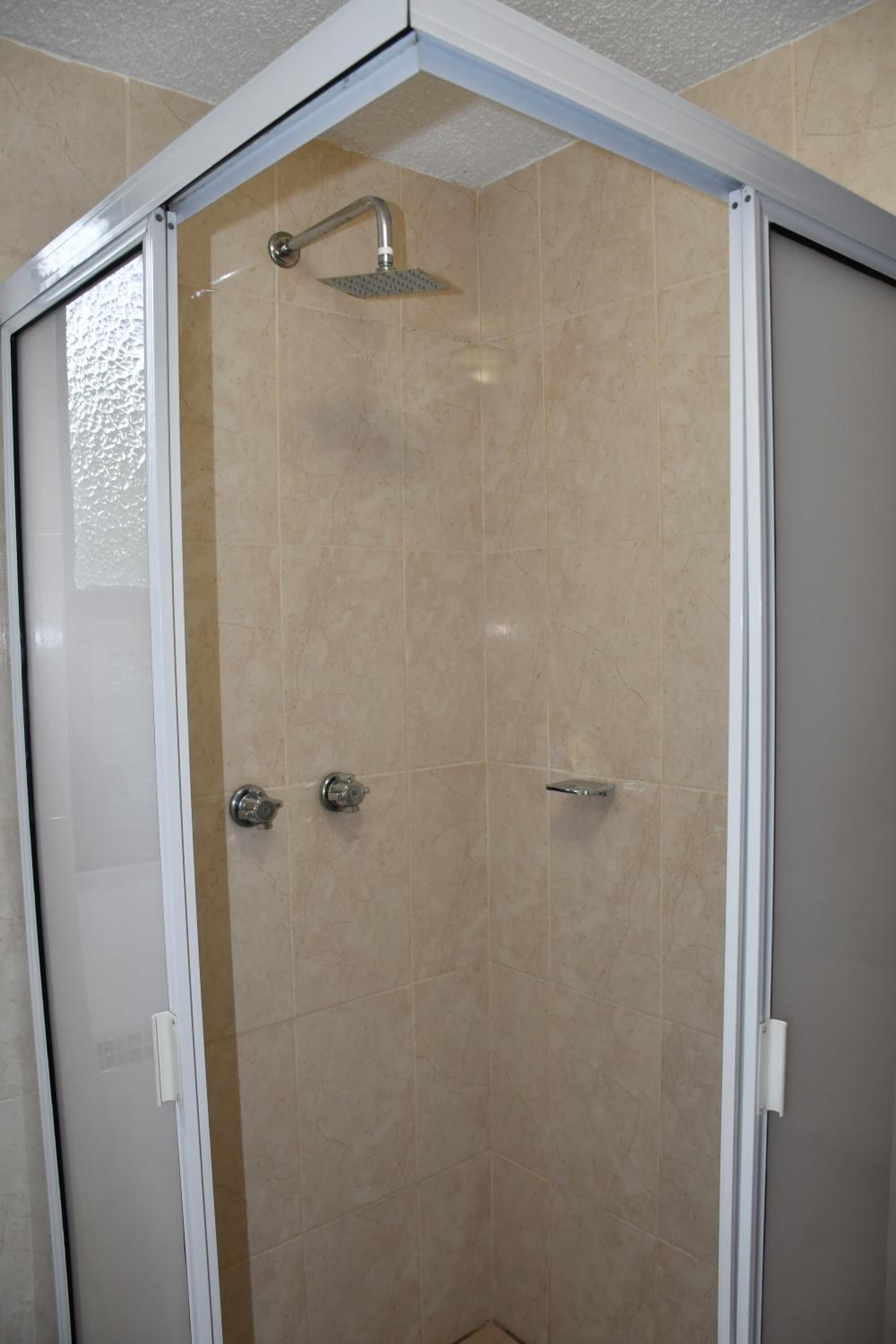 Regadera, amenidades de baño gratuitas, toallas 