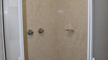 Regadera, amenidades de baño gratuitas, toallas