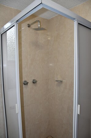 Shower, free toiletries, towels - Hotel Posada Santa Fe (Zapopan)