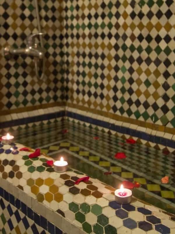 Chambre Double | Salle de bain | Ensemble douche/baignoire, articles de toilette gratuits, sèche-cheveux
