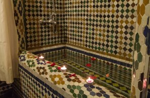 Double Room | Bathroom | Combined shower/bathtub, free toiletries, hair dryer, towels - Riad La Source Bleue (Fes)