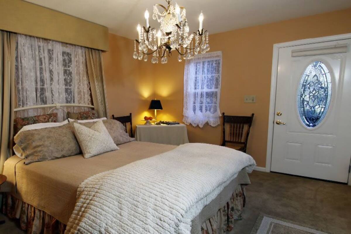 Cottage, 1 Queen Bed | Rollaway beds (surcharge), WiFi (free)