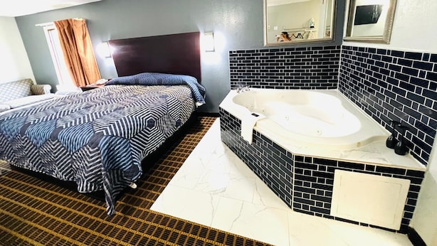 1 Suite King Bed Non-Smoking Jacuzzi Tub | Minibar, desk, iron/ironing board, WiFi (free)