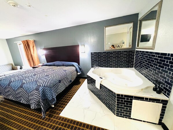1 Suite King Bed Non-Smoking Jacuzzi Tub | Minibar, desk, iron/ironing board, free WiFi