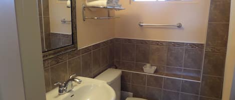 Chambre Standard, 1 grand lit, non-fumeur | Salle de bain | Ensemble baignoire-douche, articles de toilette (gratuits)