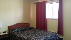 Desk, free WiFi - Lakeridge Motel (Whitby)