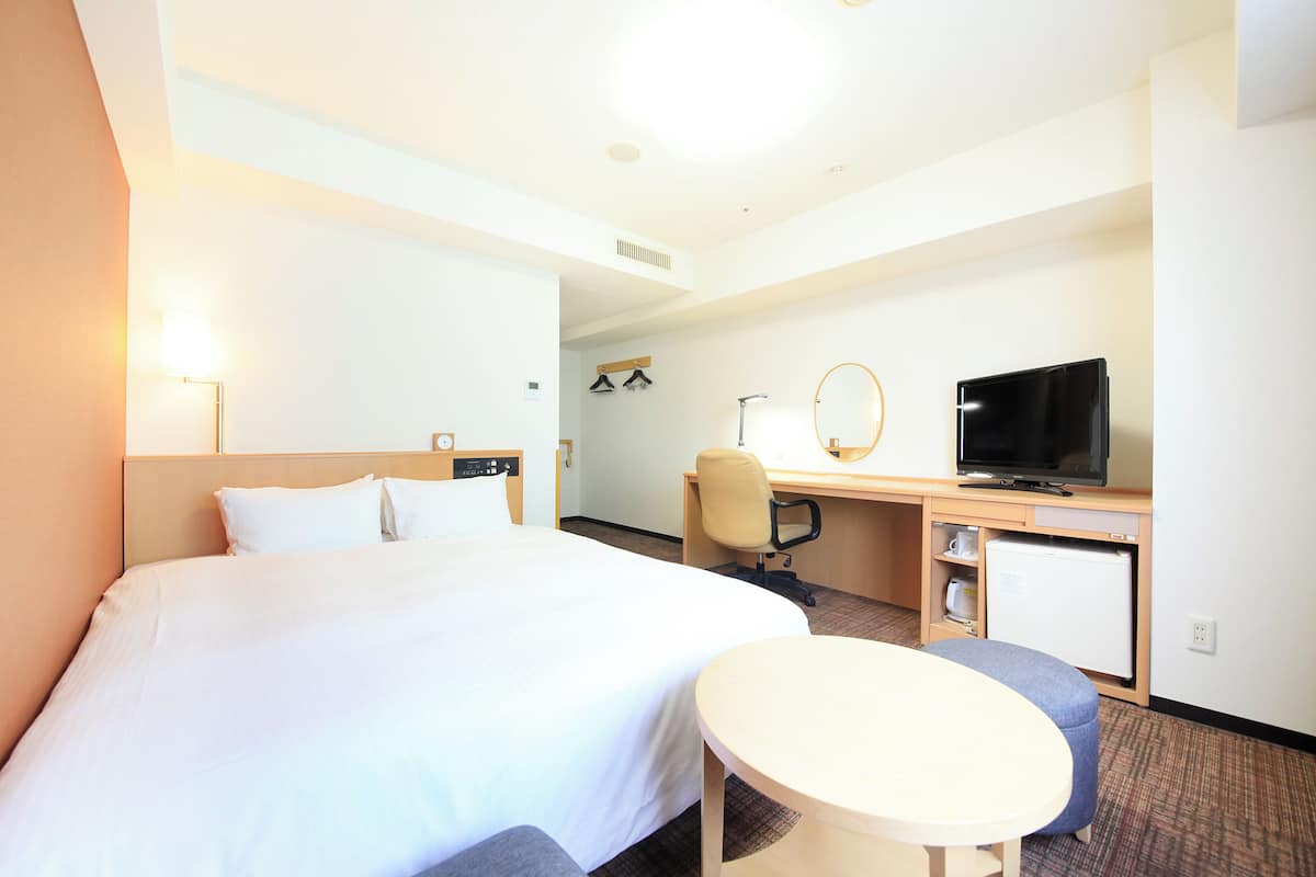 Desk, laptop workspace, free WiFi, bed sheets