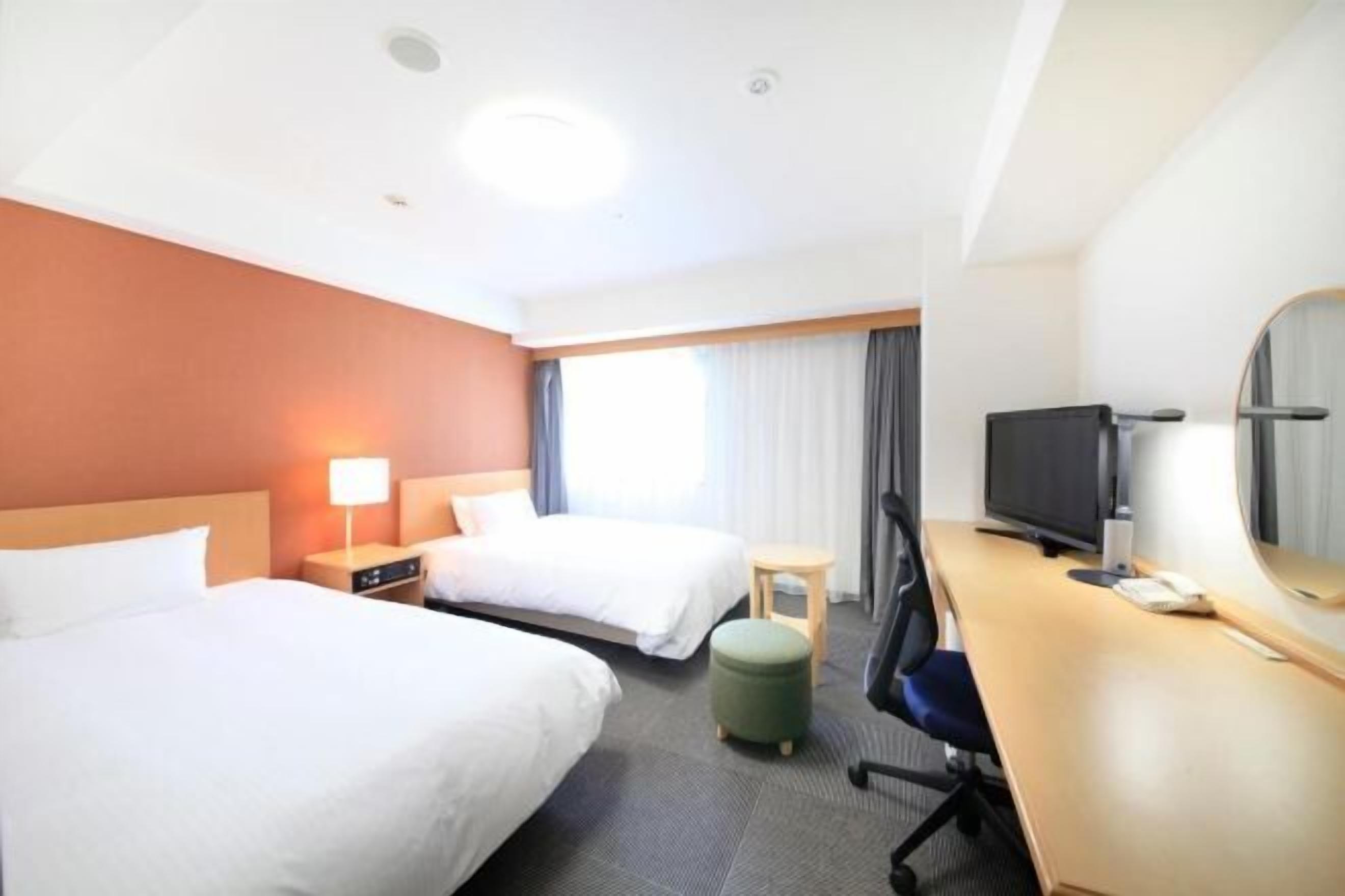 Een bureau, een laptopwerkplek, gratis wifi, beddengoed