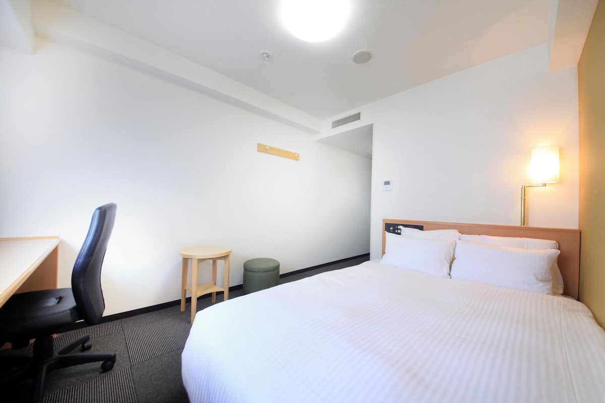 Desk, laptop workspace, free WiFi, bed sheets