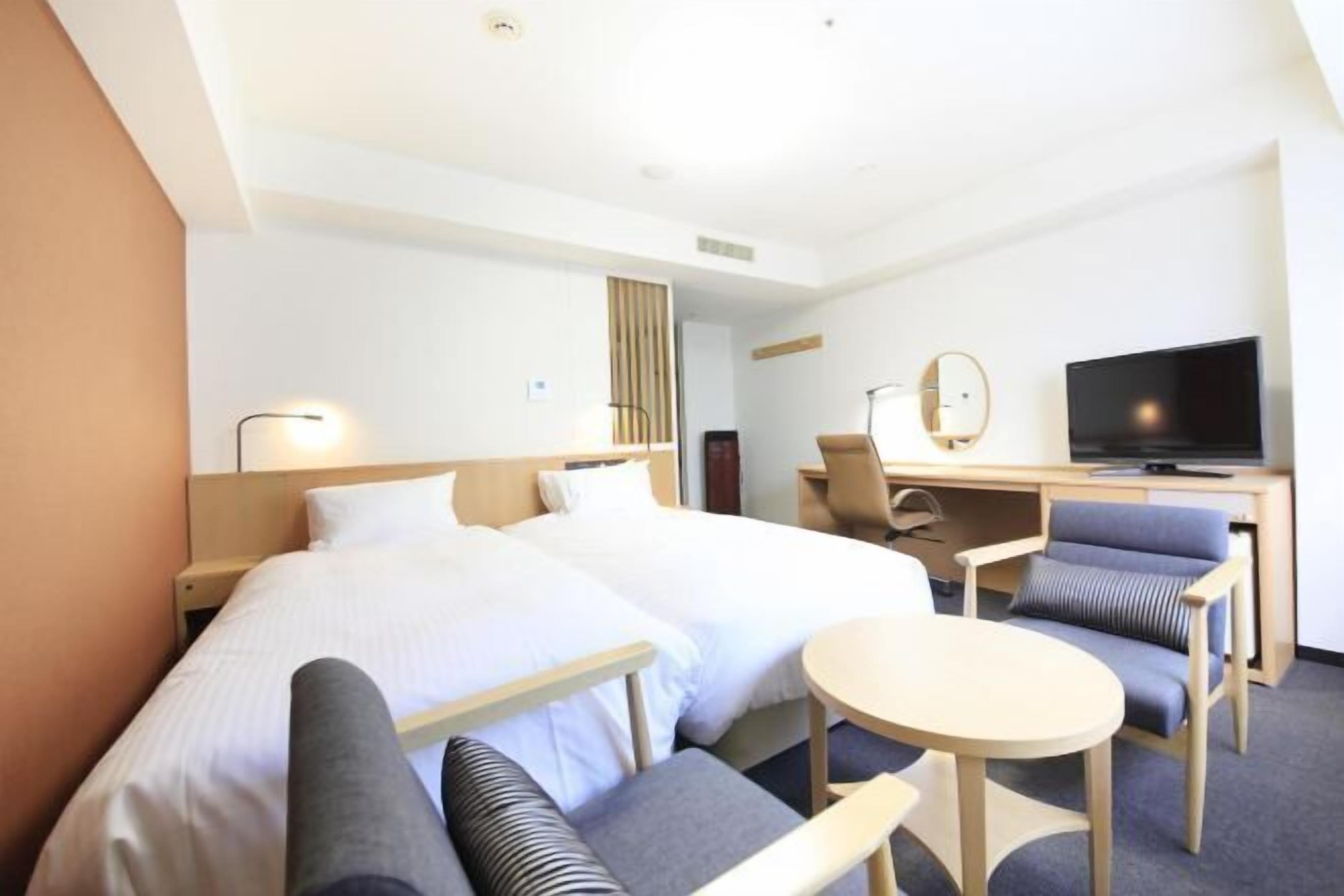 Een bureau, een laptopwerkplek, gratis wifi, beddengoed