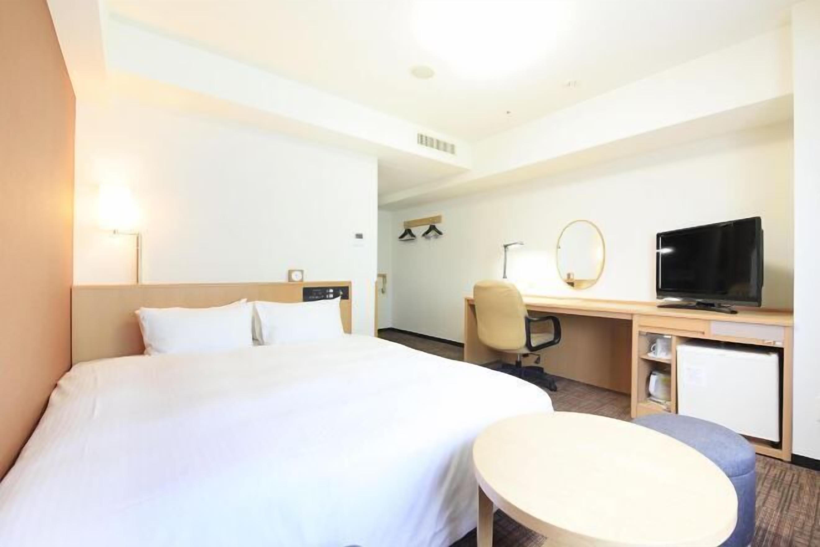 Een bureau, een laptopwerkplek, gratis wifi, beddengoed