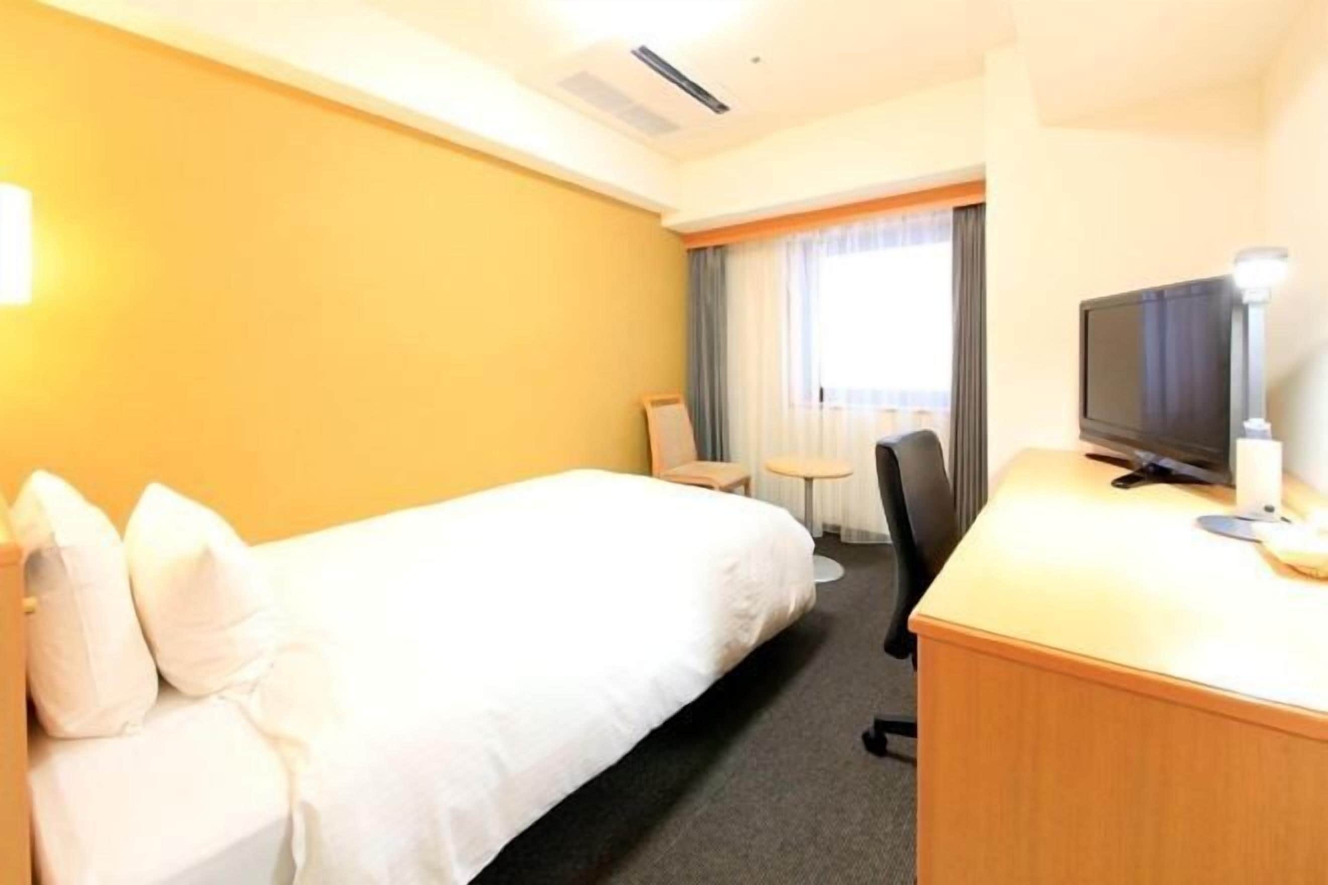 Een bureau, een laptopwerkplek, gratis wifi, beddengoed