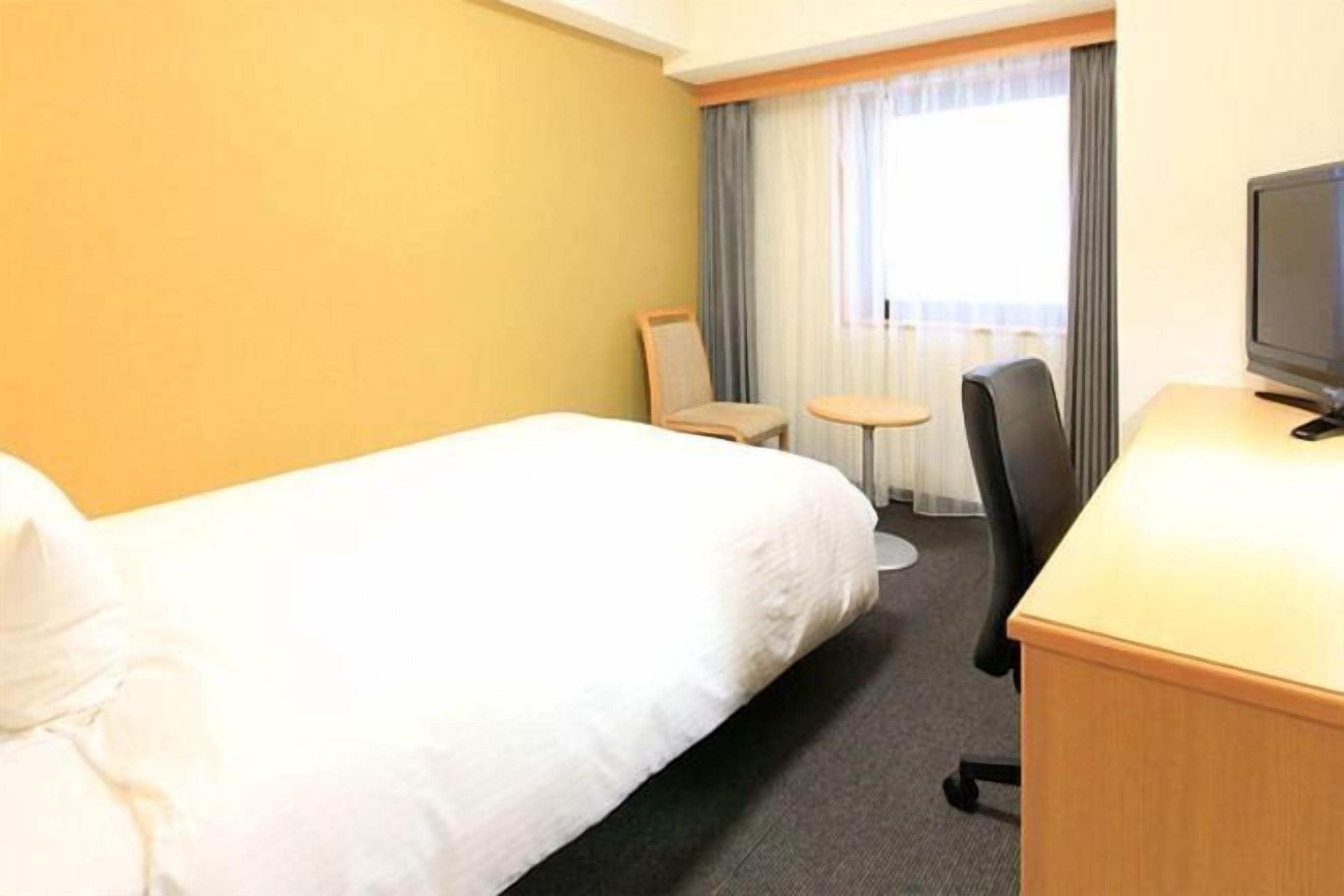 Een bureau, een laptopwerkplek, gratis wifi, beddengoed