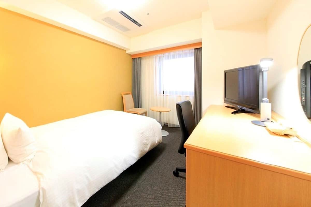 Corner Single Non Smoking | Desk, laptop workspace, free WiFi, bed sheets