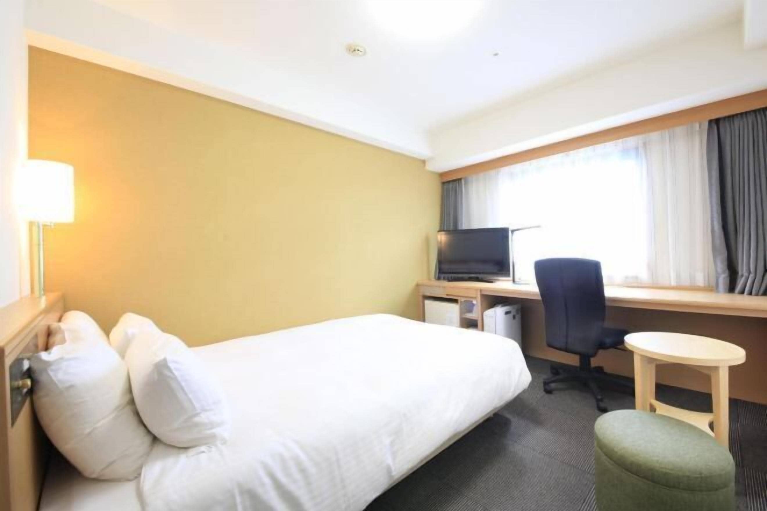 Een bureau, een laptopwerkplek, gratis wifi, beddengoed