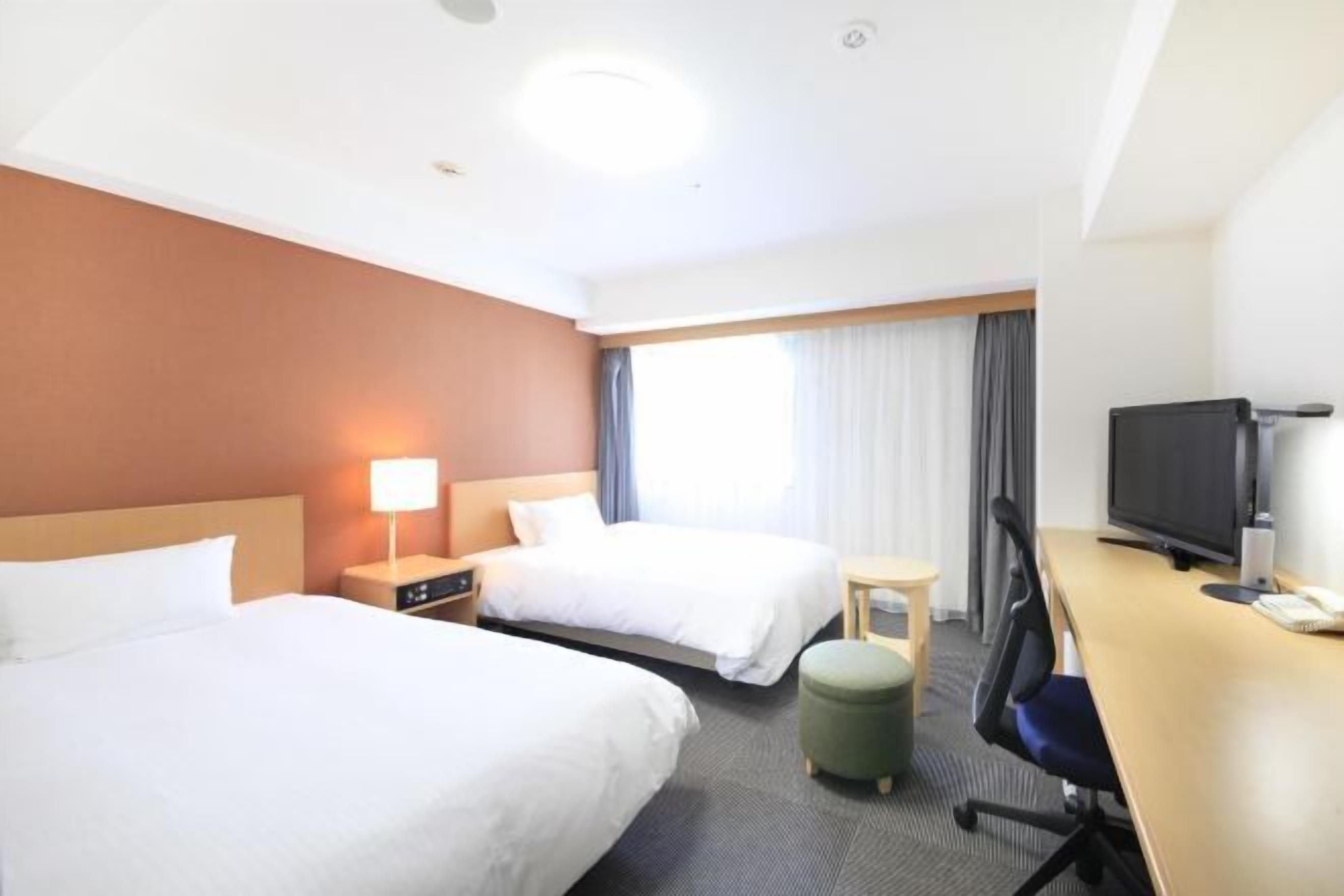 Een bureau, een laptopwerkplek, gratis wifi, beddengoed