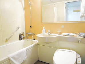 Combined shower/bathtub, free toiletries, hair dryer, slippers