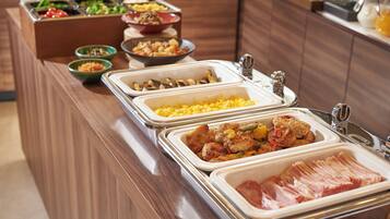 Daily buffet breakfast (JPY 1500 per person)